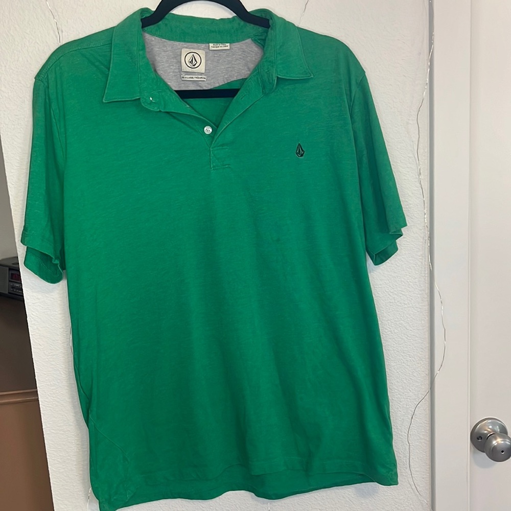 *Free Gift W Purchase* Men’s Volcom green polo. Size extra-large.